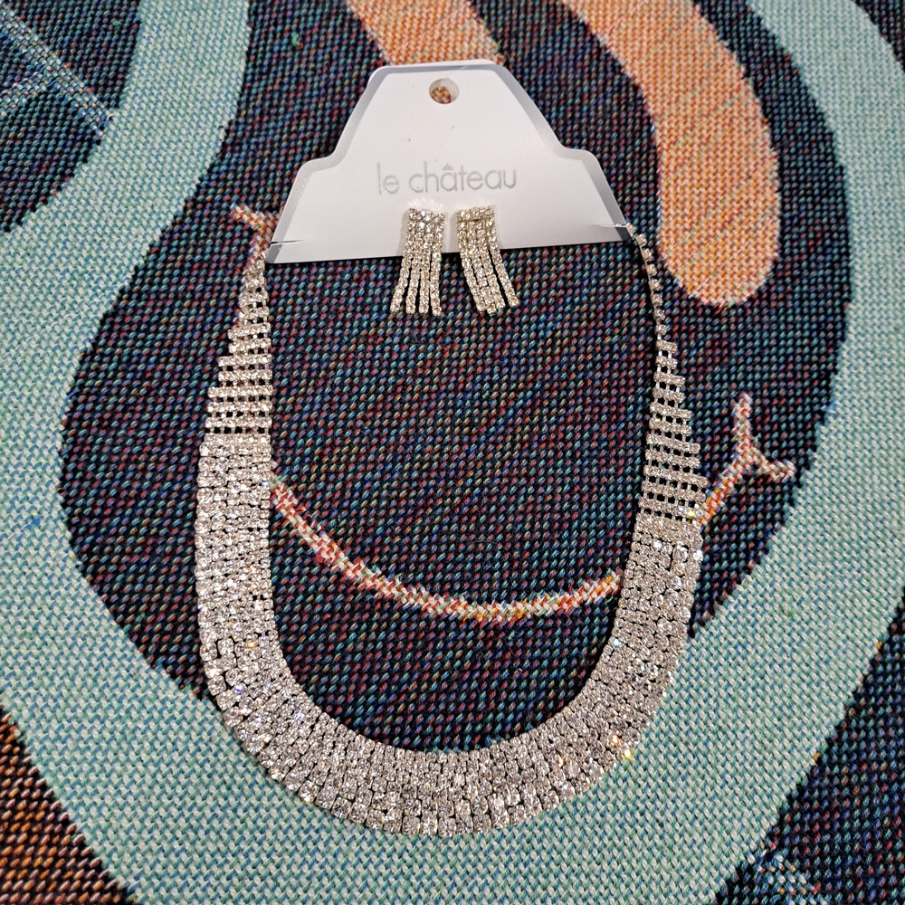 🌈LE CHATEAU RHINESTONE EARRING AND NECKLACE SET, NEW IN PACKAGE